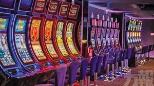 Visual gameplay game slot online lavowin dengan tema warna gelap dan ikon unik